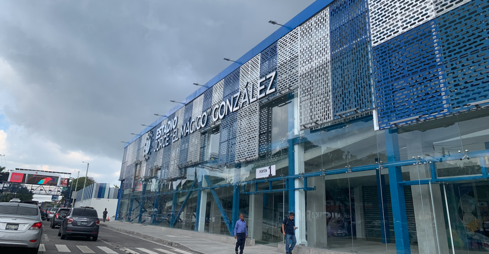 Restringen paso en los alrededores del estadio Jorge "Mágico" González, en San Salvador