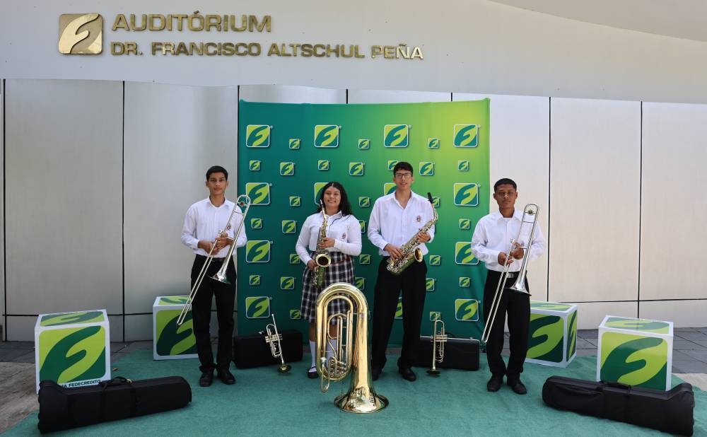 Sistema Fedecrédito dona instrumentos musicales para impulsar el talento juvenil en San Vicente