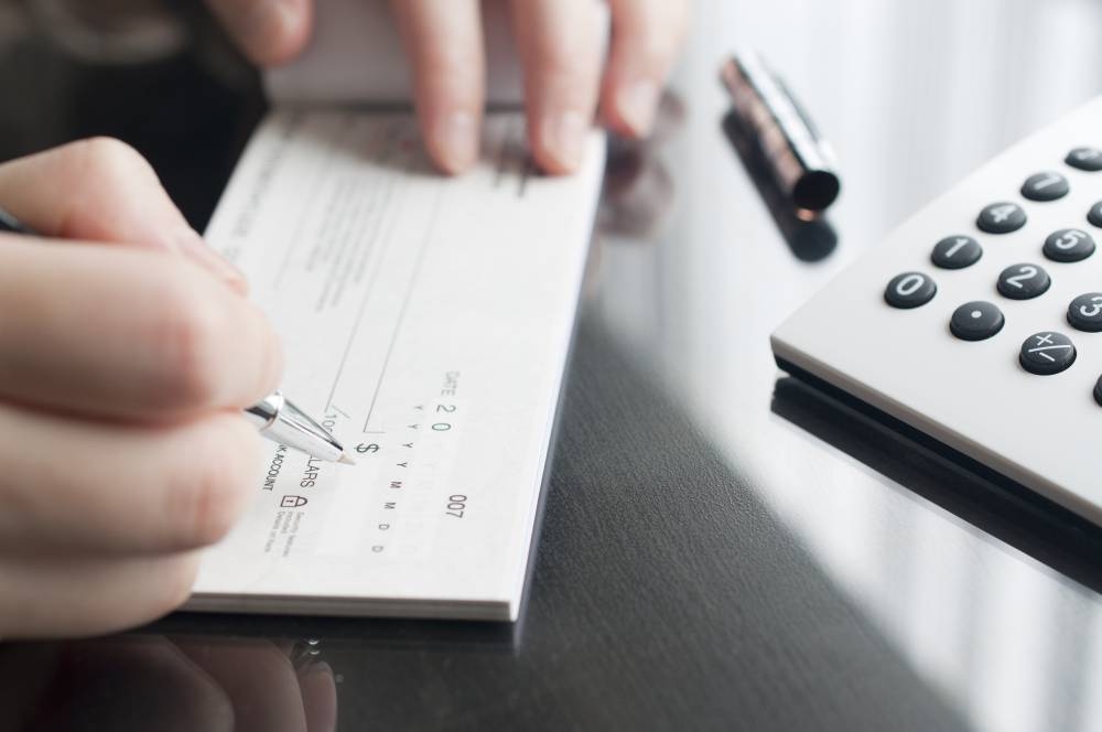 Los salvadoreños dejan de usar cheques: compensaciones cayeron 14.6 % en 2024