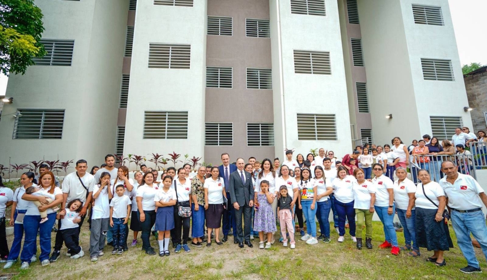 Gobiernos de El Salvador e Italia entregan proyecto habitacional a 40 familias