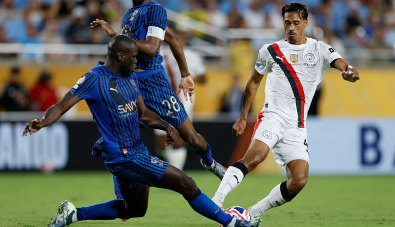 Kalidou Koulibaly, del Al Hilal (i), en acción contra Tijjani Reijnders, del Manchester City (d), durante la segunda mitad del partido de la Copa Mundial de Clubes de la FIFA 2025 en Orlando, Florida (EE.UU.). EFE