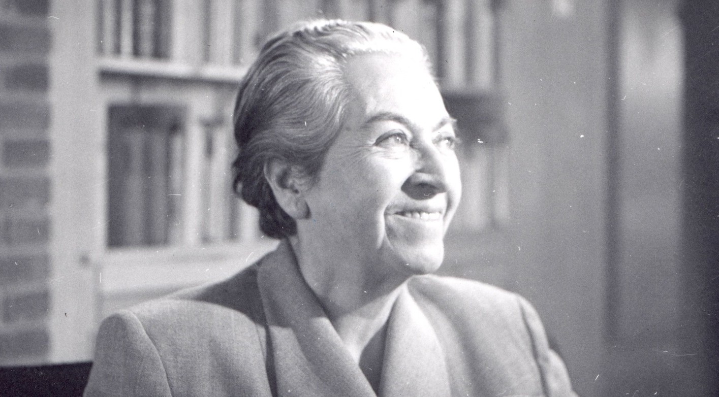 Gabriela Mistral, la "mujer de tres siglos" cuya voz sigue siendo esencial en el siglo XXI