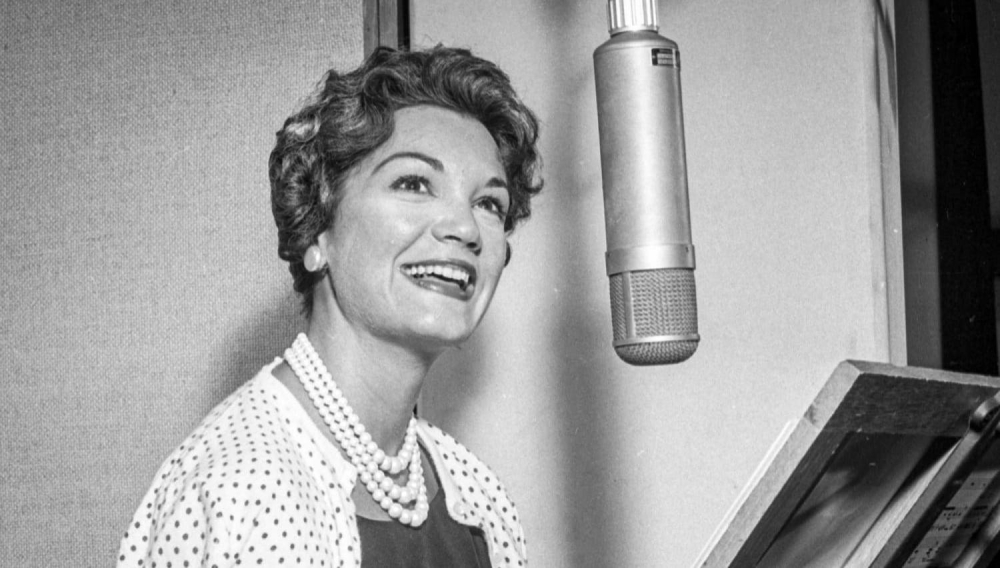 Hospitalizan a Connie Francis, legendaria voz del trend de TikTok "Pretty Little Baby"