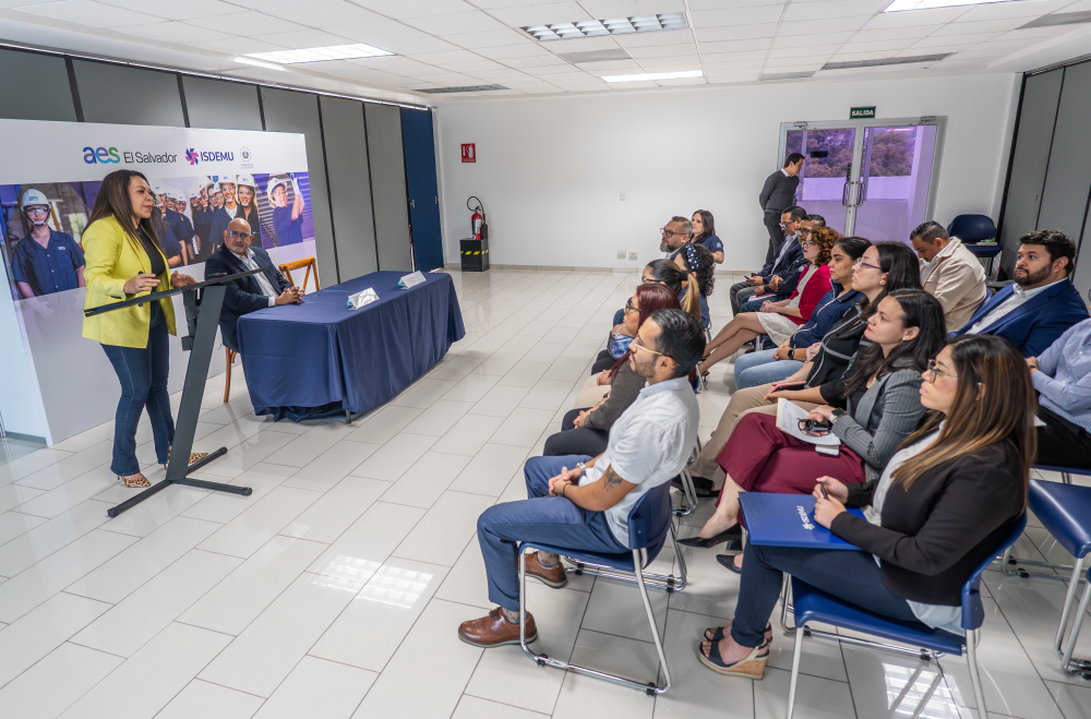 AES El Salvador e ISDEMU fortalecen alianza: cerca de 900 mujeres capacitadas en electricidad en 10 años