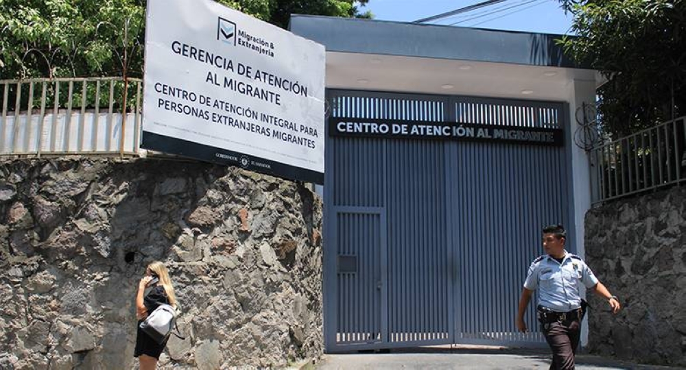 Expertos urgen plan integral de atención para salvadoreños deportados desde Estados Unidos