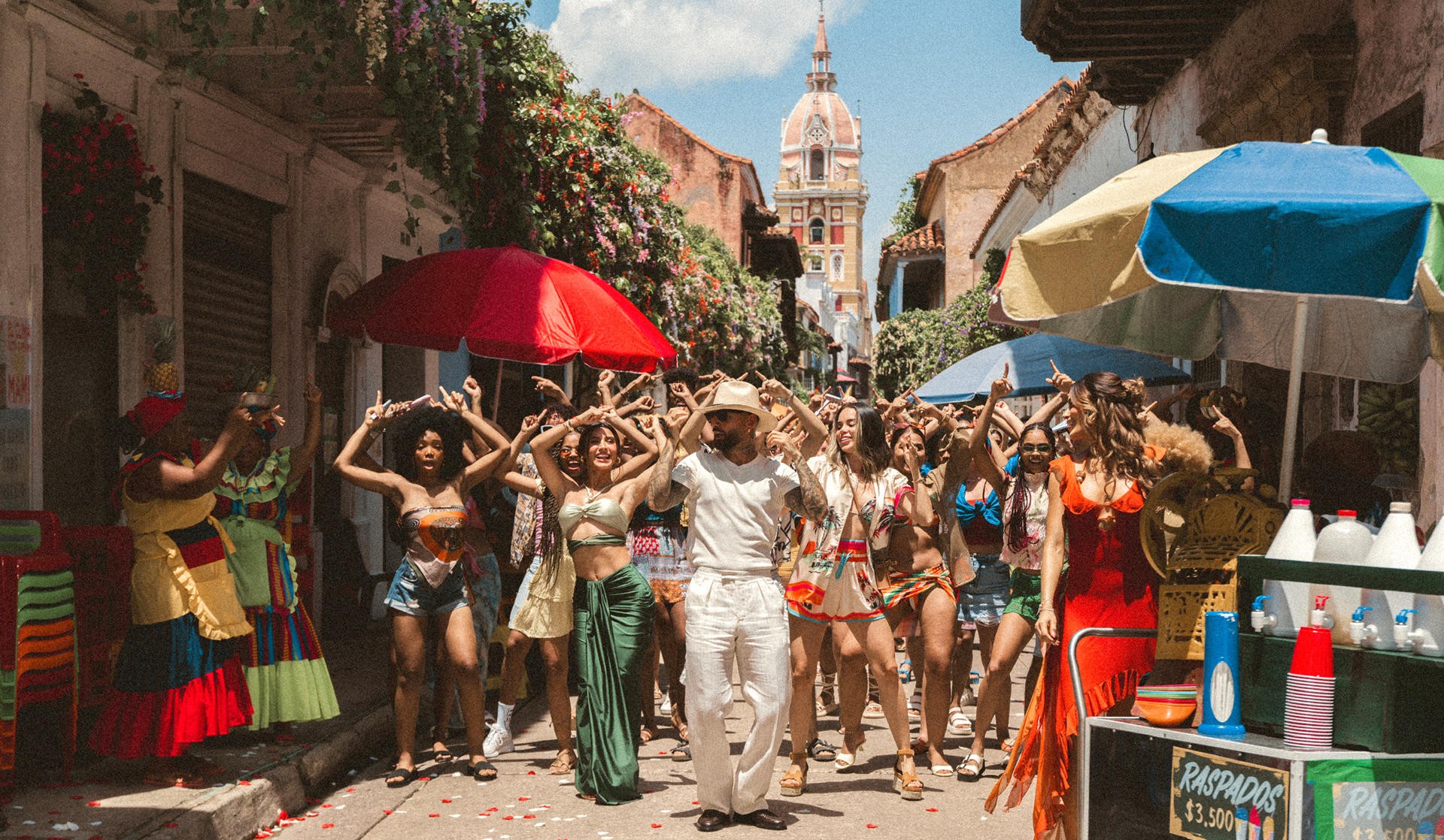 Maluma enciende el calor del verano con "Bronceador" y Ariadna Gutiérrez