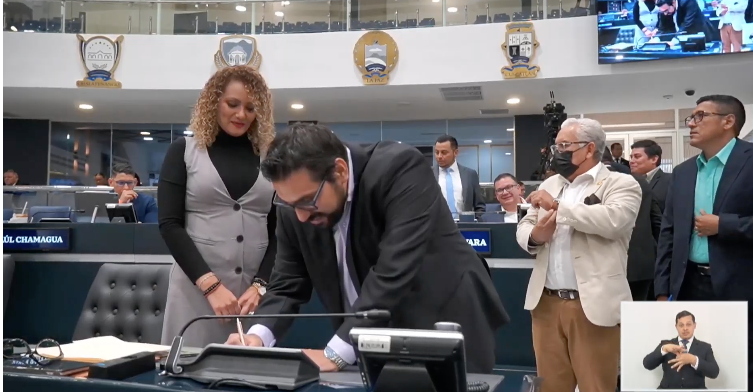 Nuevas Ideas propone reformar la Constitución para permitir la reelección presidencial indefinida