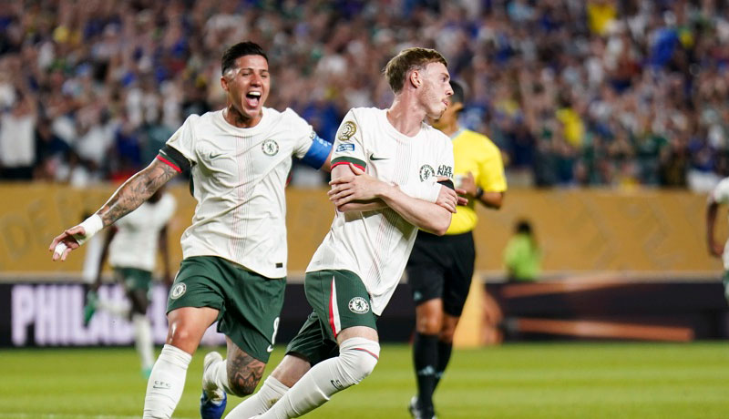 Cole Palmer del Chelsea (d) celebra junto a Enzo Fernandez luego de anotar el 1-0 ante Palmeiras. EFE