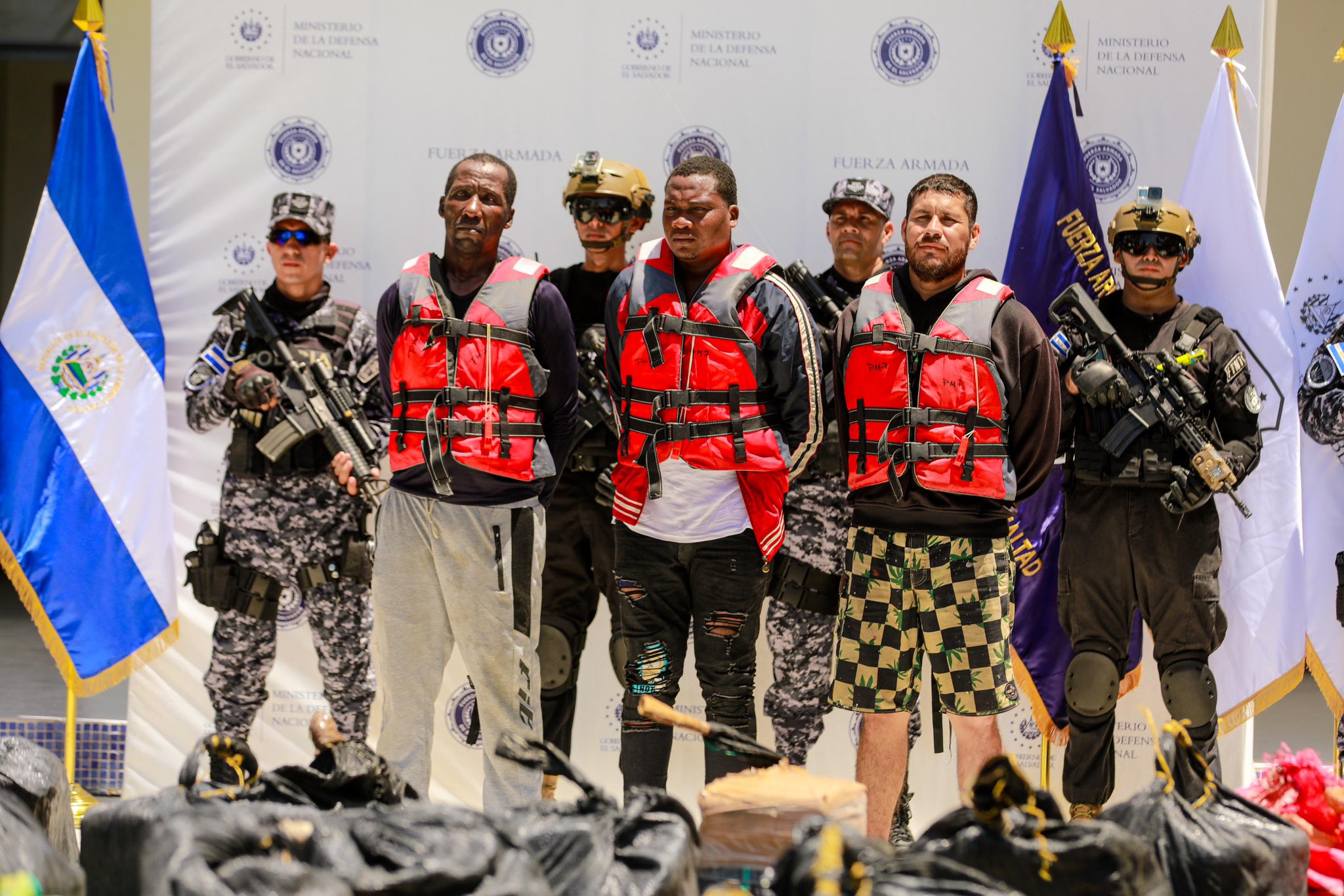 Presentan a tres extranjeros detenidos con $33 millones de cocaína