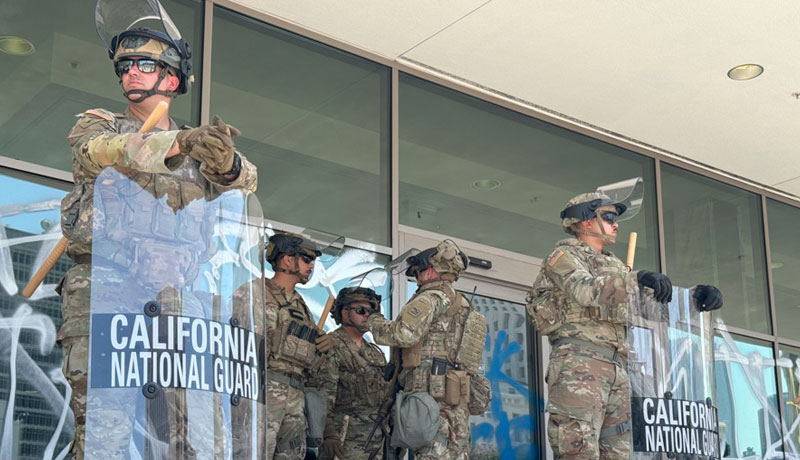 Imagen de archivo de integrantes de la Guardia Nacional de California que esperan a la entrada de un edificio en el centro de Los Ángeles, California (EE.UU.). EFE