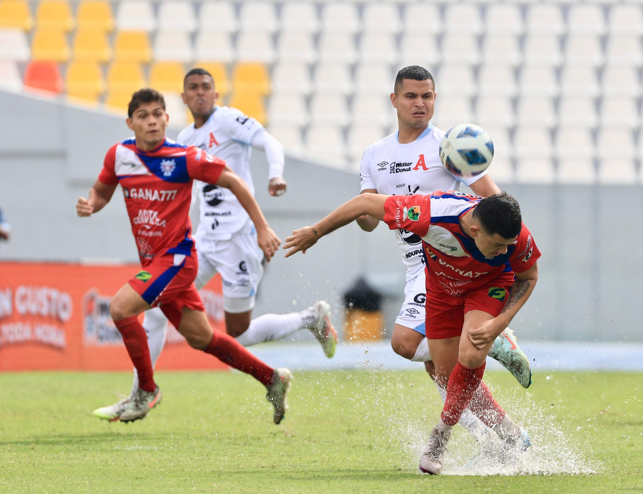 El Alianza-Firpo termina 3-3 tras suspensión por lluvia en el minuto 83