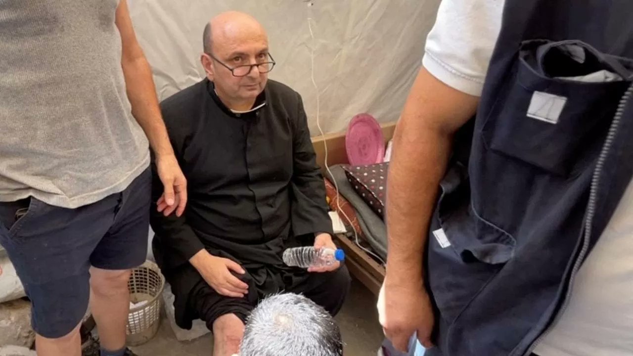 El párroco que hablaba con el papa Francisco desde Gaza fue herido en bombardeo israelí