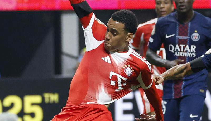 Jamal Musiala sufrió la lesión en la primera parte del duelo ante el PSG. / EFE