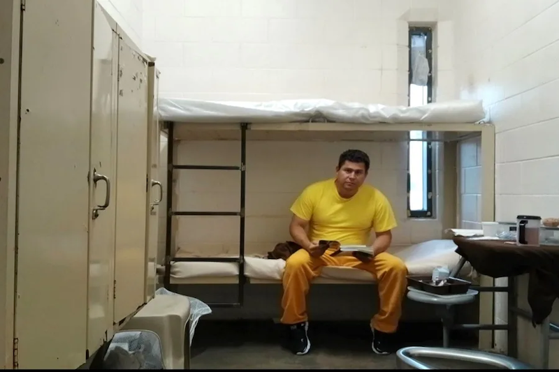 Periodista salvadoreño detenido en EE. UU. presenta demanda federal para exigir su liberación inmediata