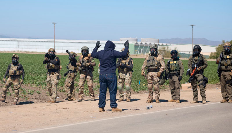 En la redada también fueron detenidos 10 menores indocumentados. / EFE