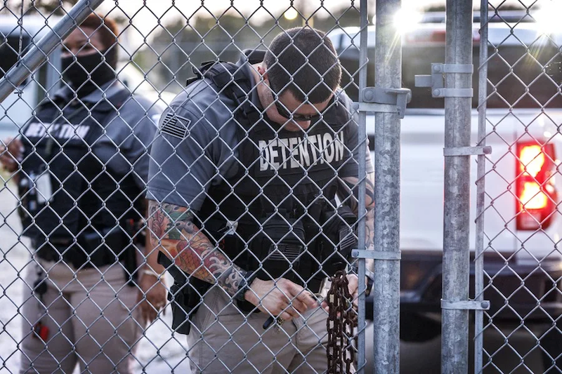 Migrantes irregulares sin antecedentes criminales también pueden ser detenidos, advierte Embajada de EE.UU.