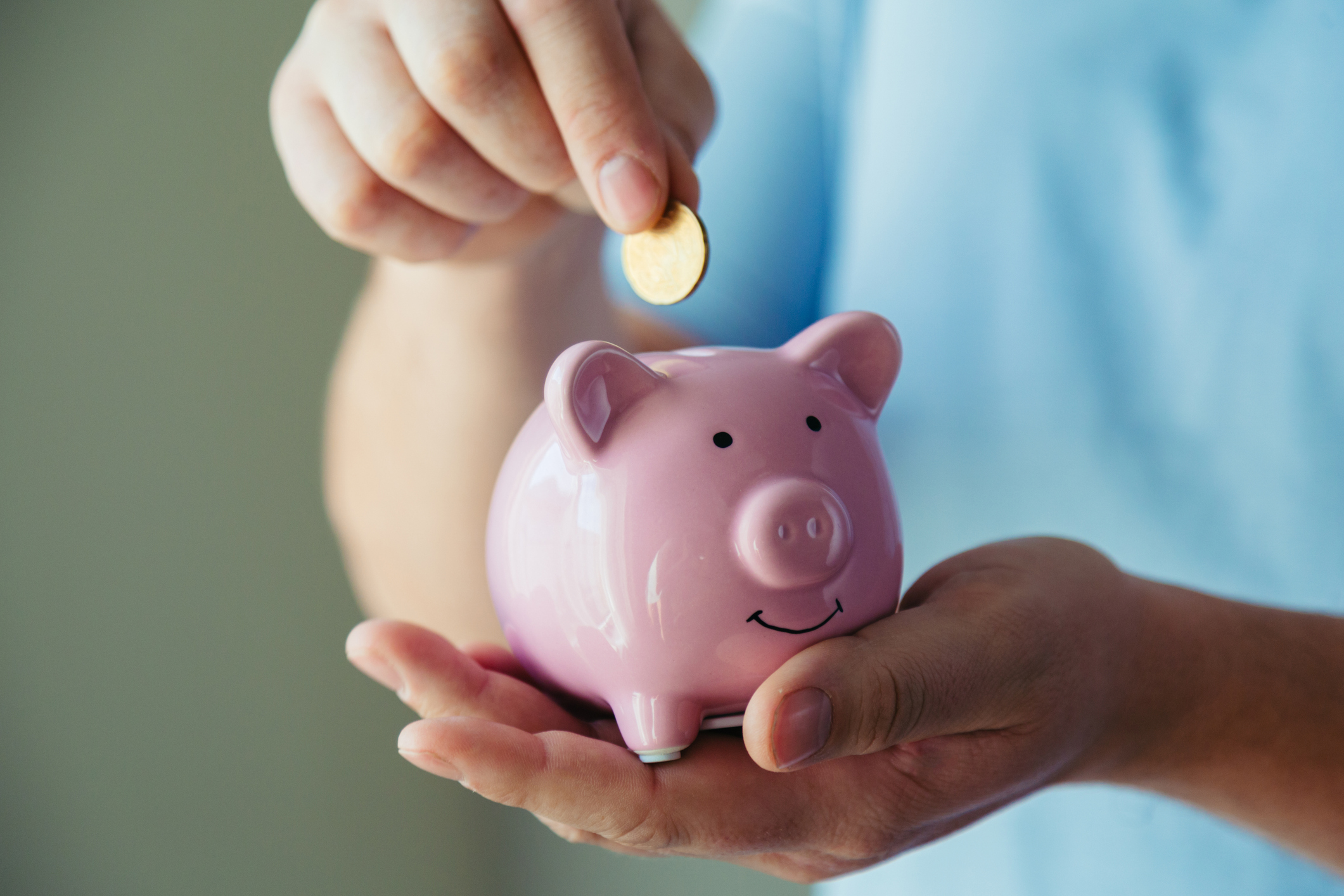 Solo 14 % de los salvadoreños ahorra dinero formalmente según encuesta de Banco Mundial