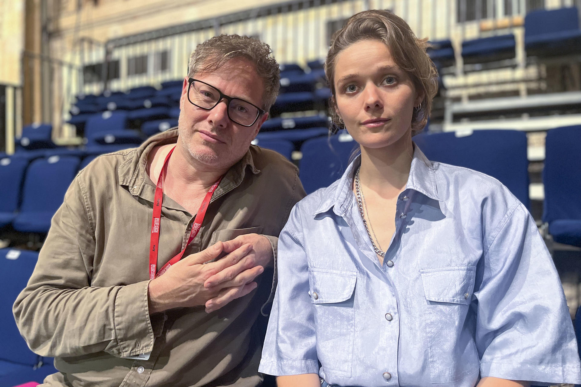 El prestigioso Festival teatral de Aviñón homenajeará esta noche a Gisèle Pelicot en la ciudad francesa donde tuvo lugar su impactante juicio con la representación de la obra 'Le Procès Pelicot', creada por los dramaturgos Milo Rau (i) y Servane Dècle (d). "Cada generación tiene varias personas que dan ejemplo en la lucha por un mundo más justo y en Europa yo creo que ella se ha convertido en un icono", explica a EFE Rau, que también es director de escena, antes del estreno esta noche de la pieza en el prestigioso festival teatral francés, que es uno de los más grandes del mundo. EFE/ Nerea González