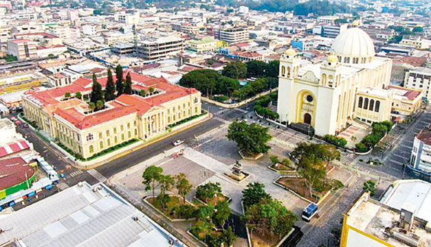El 42 % de los salvadoreños que regresan de EEUU quieren visitar el centro histórico de San Salvador