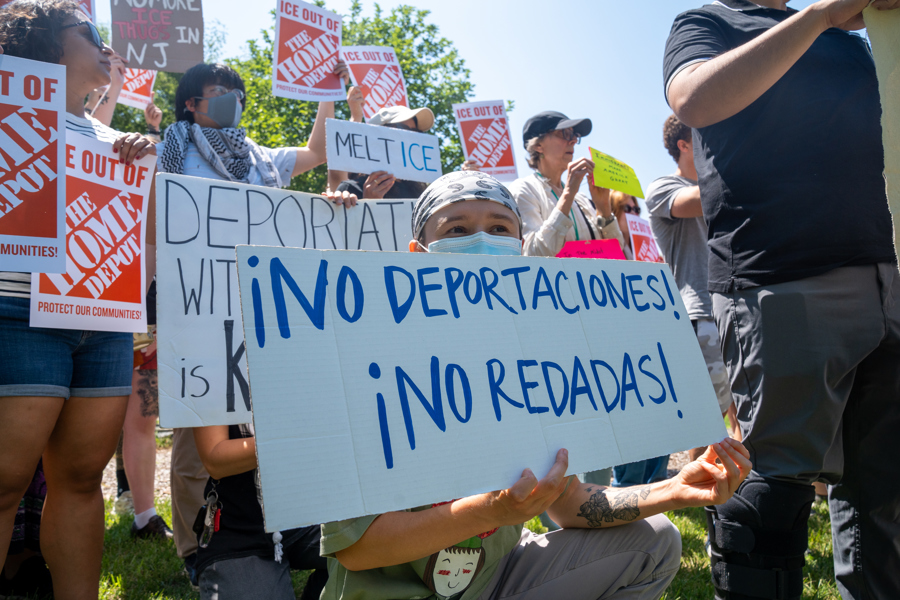 Gases, piedras y helicópteros: aumenta la tensión en redadas en el campo de California