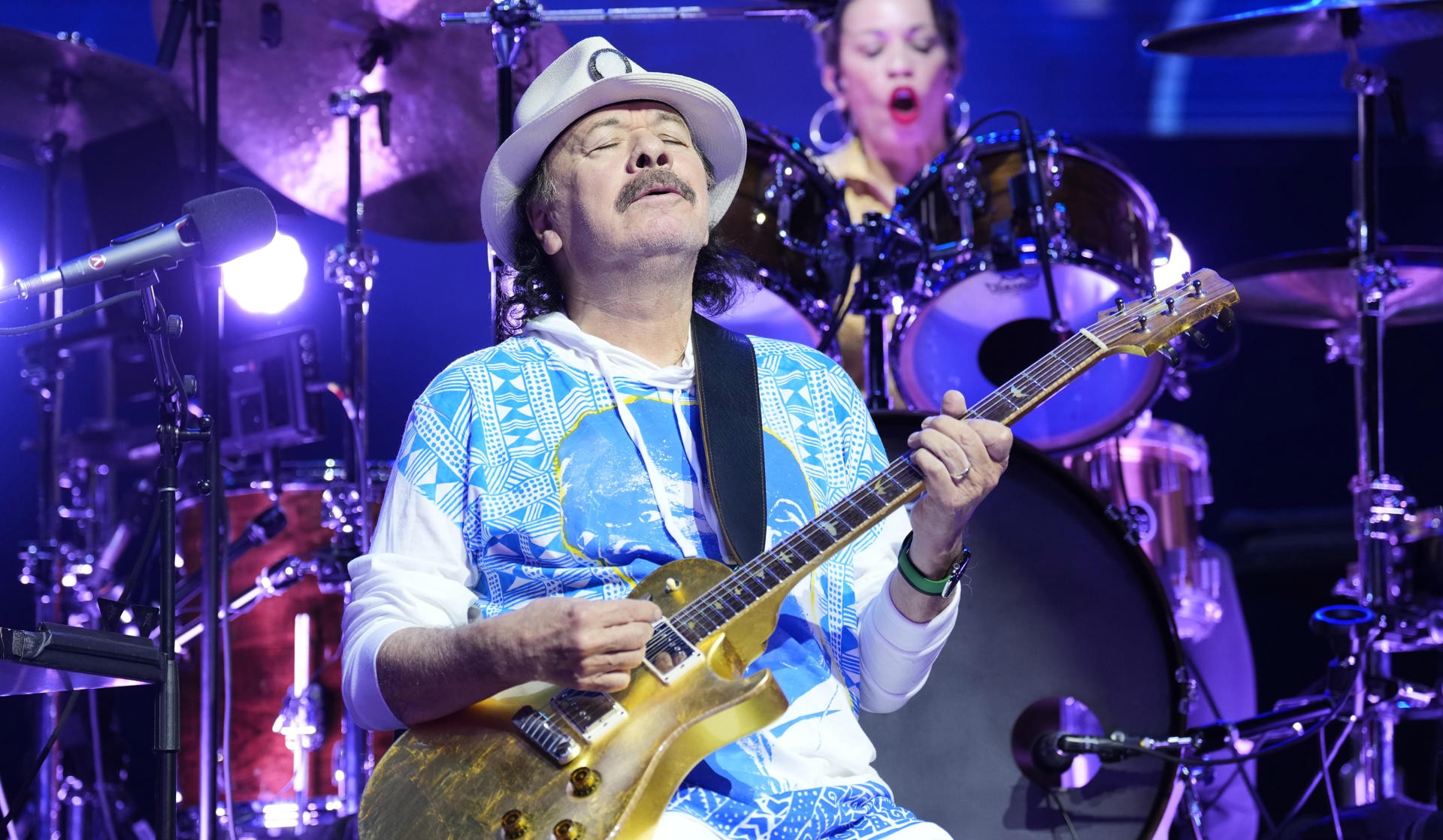 Carlos Santana volvió recuperado y glorioso con un concierto en Barcelona