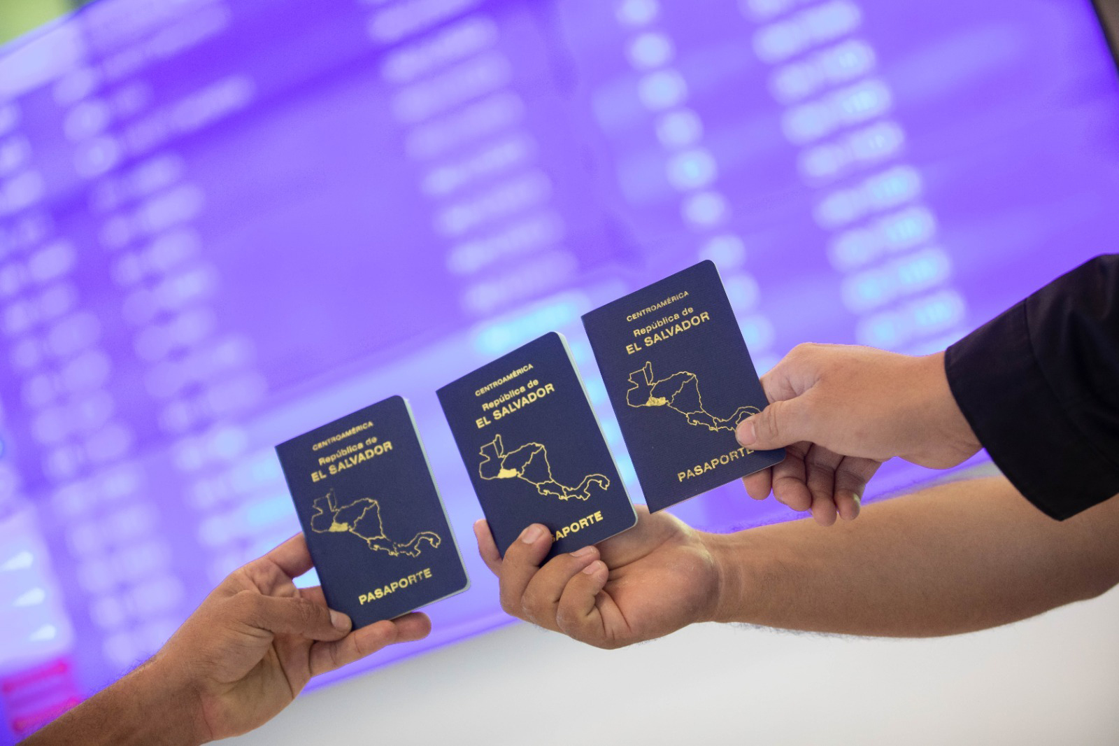 Sale nuevo grupo de trabajadores salvadoreños con visas de trabajo temporal a Canadá