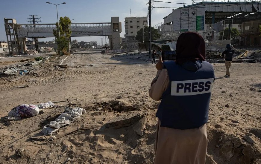 Una periodista haciendo su trabajo en Gaza. EFE/EPA/Haithman Imad