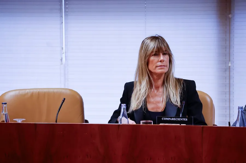 Juez imputa a esposa del presidente español por malversación y la cita a declarar en septiembre