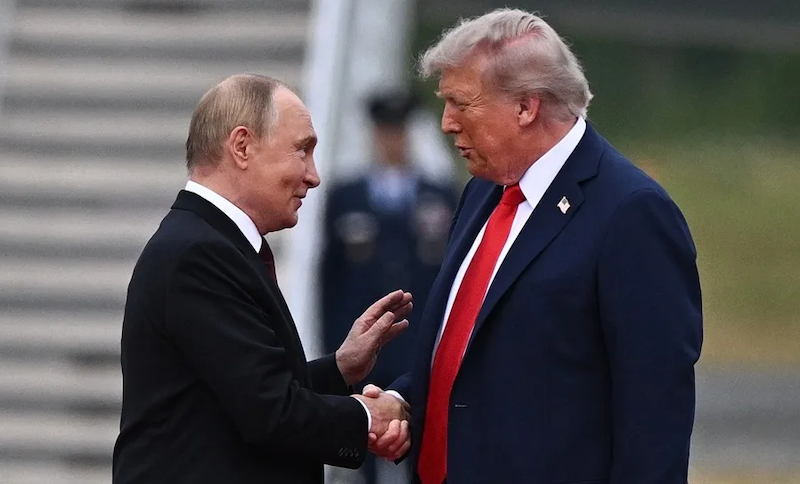 Donald Trump se defiende tras críticas por cumbre con Vladímir Putin en Alaska