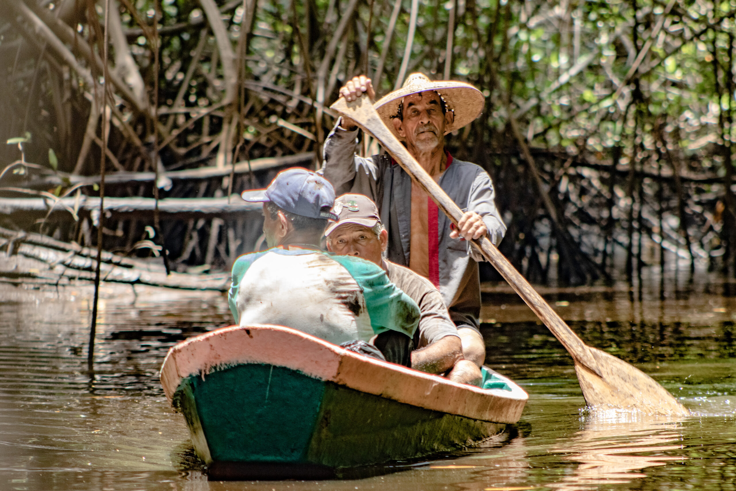 Pobladores navegan los canales protegidos de la Barra de Santiago