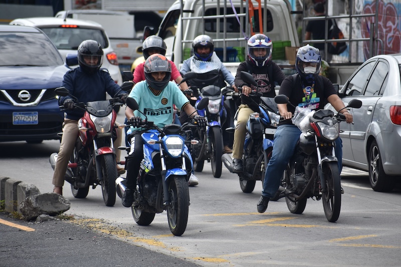Solo uno de cada tres motociclistas usa bien el casco según el Fonat