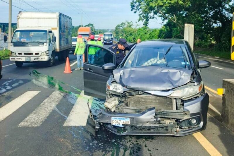 Fuerte accidente entre dos vehículos deja un lesionado en Izalco