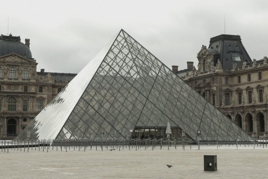 "Un robo digno de James Bond", se sorprenden turistas frustrados por el cierre del Louvre