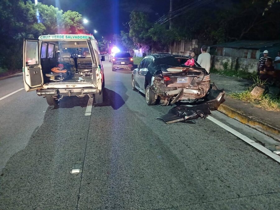 Aparatoso choque entre tres vehículos deja una persona lesionada en Autopista a Comalapa