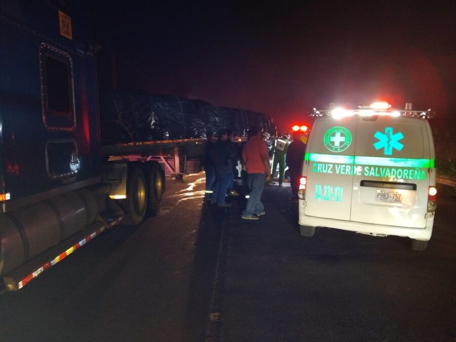 Un hombre muere tras impactar su vehículo contra una rastra en Guazapa