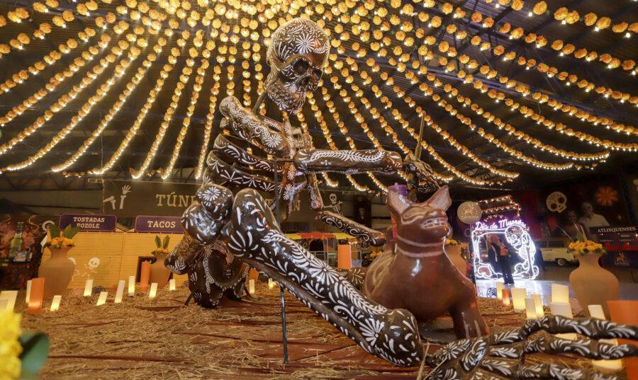 Con calaveras monumentales honran a la muerte en la Ciudad de México