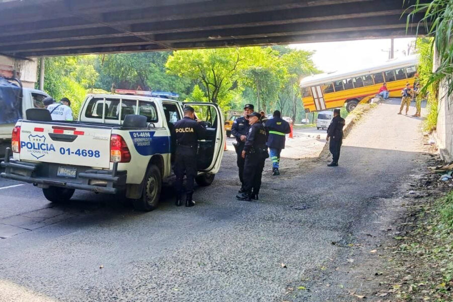 Habilitan paso en carretera Panamericana, en puente San José, donde un bus quedó colgado