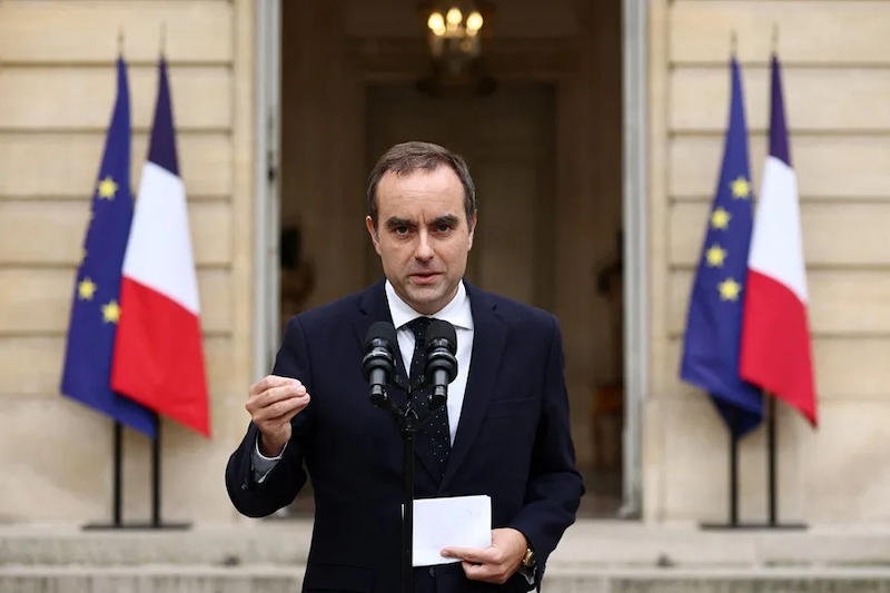 Gobierno francés en crisis ante renuncia de primer ministro que solo duró 27 días en el cargo