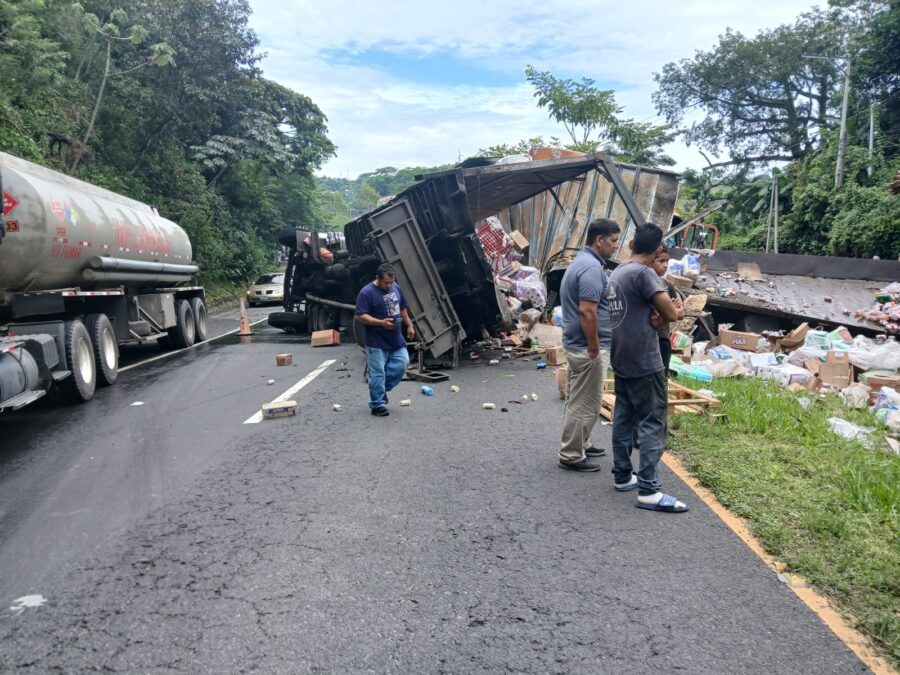 Múltiple choque deja un dos muertos y varios lesionados en Santo Domingo, San Vicente