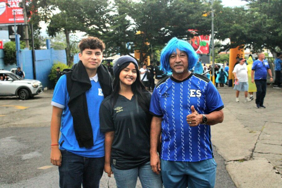 Afición salvadoreña y guatemalteca inunda el Cuscatlán con pasión pese a la lluvia