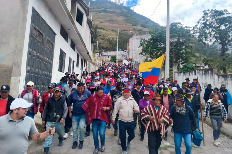 Noboa advierte de que les aplicará la ley "como delincuentes" si los indígenas marchan sobre Quito