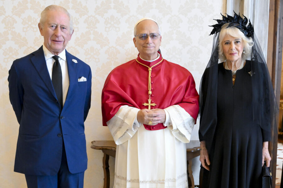 El papa y el rey Carlos III rezan juntos en la Capilla Sixtina