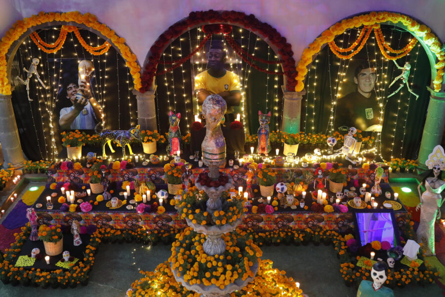 FOTOS: Un altar de muertos en México recuerda a los astros del fútbol Pelé y Maradona
