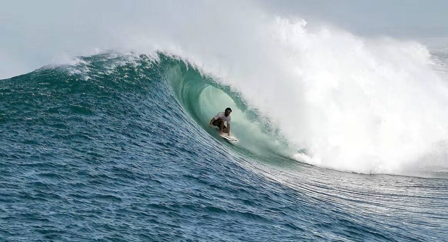 “Buscando El Salvador”: Red Bull documenta el surf extremo en las costas salvadoreñas