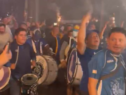 Afición salvadoreña y Barra Azul sorprenden con “serenata” a la selección panameña