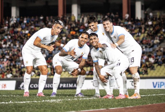 Uruguay amarga el debut de Cannavaro con triunfo 2-1 sobre Uzbekistán