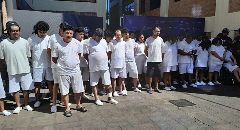 Autoridades presentan a 37 acusados de formar una banda que hurtaba celulares en autobuses