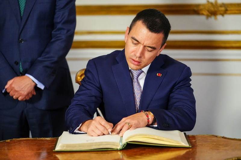 Presidente de Ecuador cambia siete ministros tras derrota en referéndum