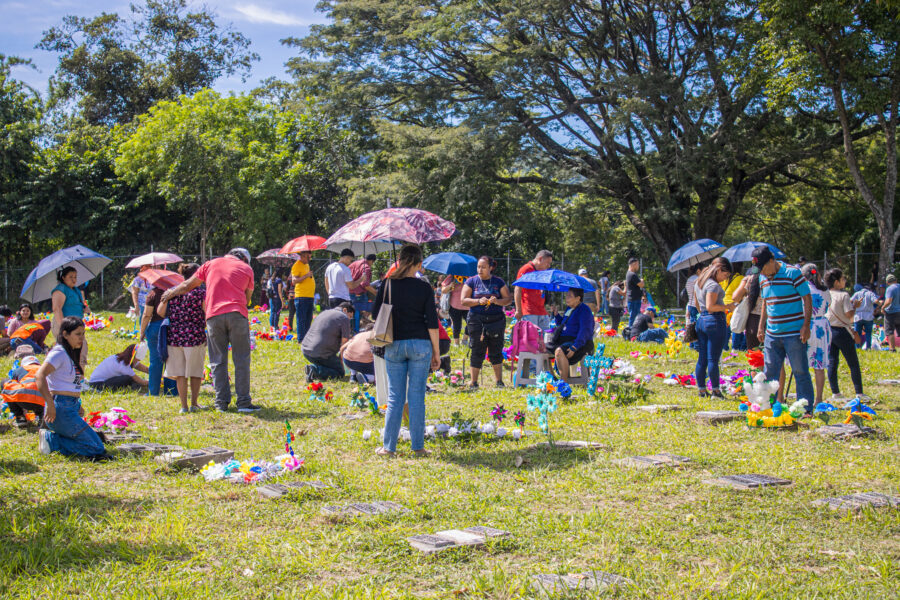 Salvadoreños recuerdan con fervor a sus seres queridos en el Día de los Fieles Difuntos