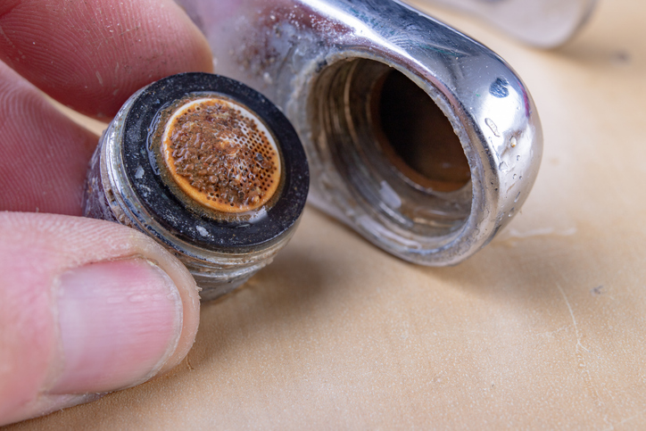 Así eliminan los fontaneros la cal de los grifos y recuperan su brillo